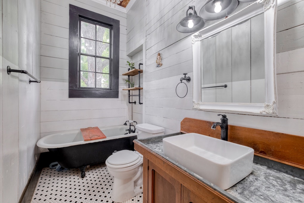 1212 East Travis Street, Luling, TX 78648, Presented by Ginger Robbins